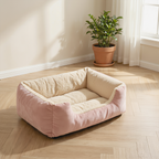 Panier douillet rose poudré pour chat et petit chien, posé près d'une fenêtre sur un parquet clair