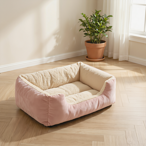 Panier douillet rose poudré pour chat et petit chien, posé près d'une fenêtre sur un parquet clair