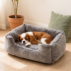 Panier douillet gris pour petit chien, un chien dort dedans dans un salon lumineux