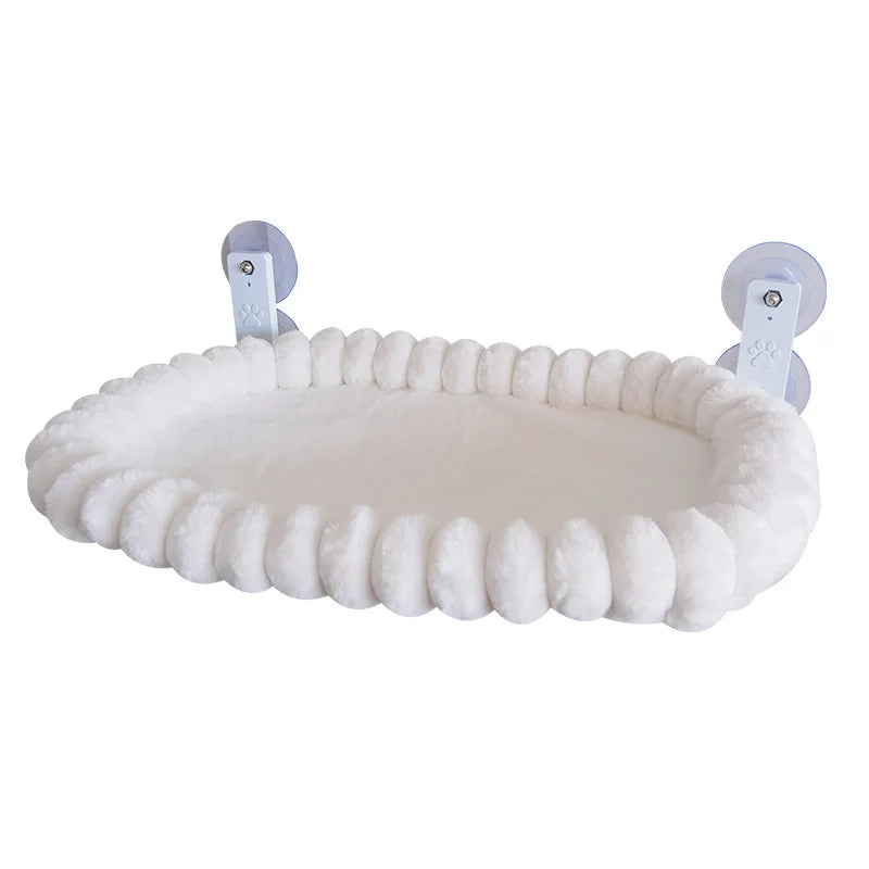 Hamac crème rectangulaire à angles arrondis pour chat, avec rebord rembourré et fixations à ventouses sur fond blanc.