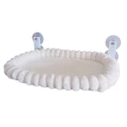 Hamac crème rectangulaire à angles arrondis pour chat, avec rebord rembourré et fixations à ventouses sur fond blanc.