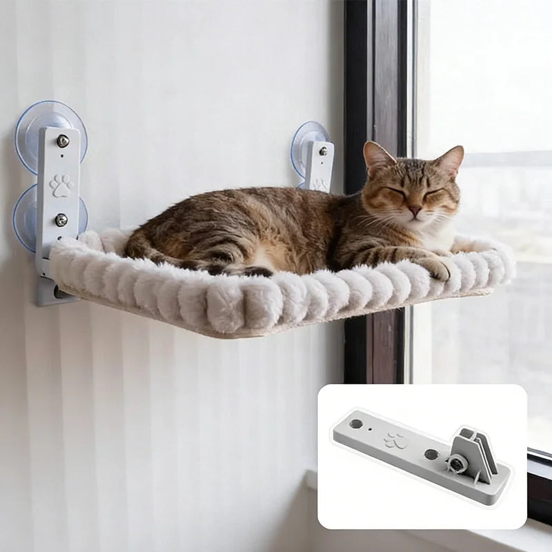 Chat tigré couché sur un hamac crème rectangulaire à angles arrondis, avec un encart montrant le support de fixation.