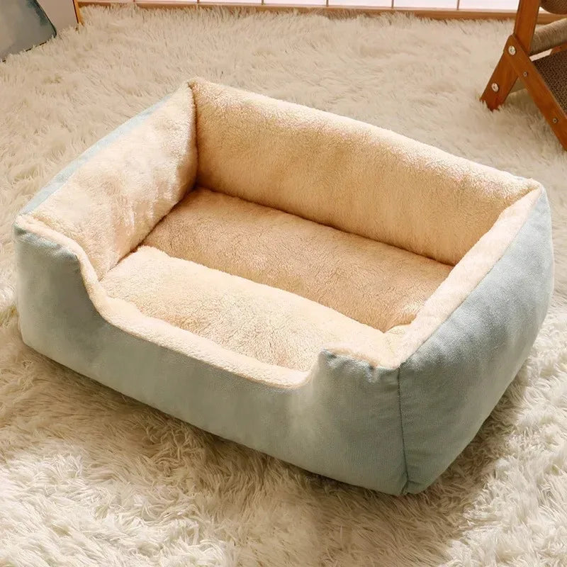 Panier vert sauge vide à intérieur crème, vu de trois quarts sur un tapis clair, avec une entrée abaissée à l’avant.