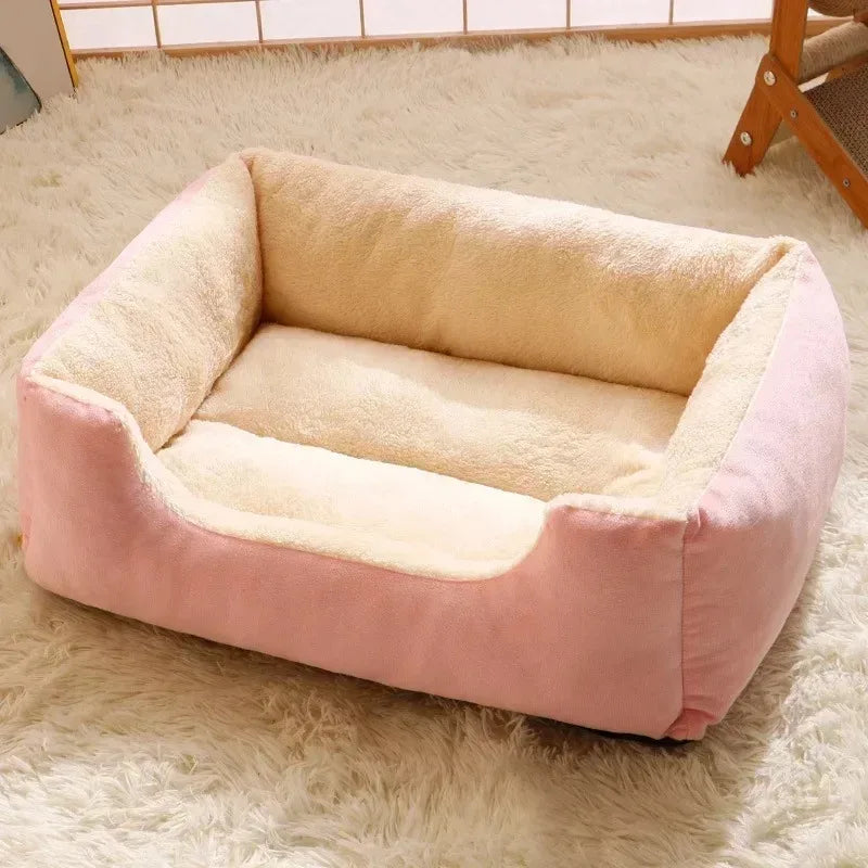 Panier rectangulaire rose poudré à intérieur crème et rebords rembourrés, présenté vide sur un tapis clair.