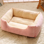 Panier rectangulaire rose poudré à intérieur crème et rebords rembourrés, présenté vide sur un tapis clair.