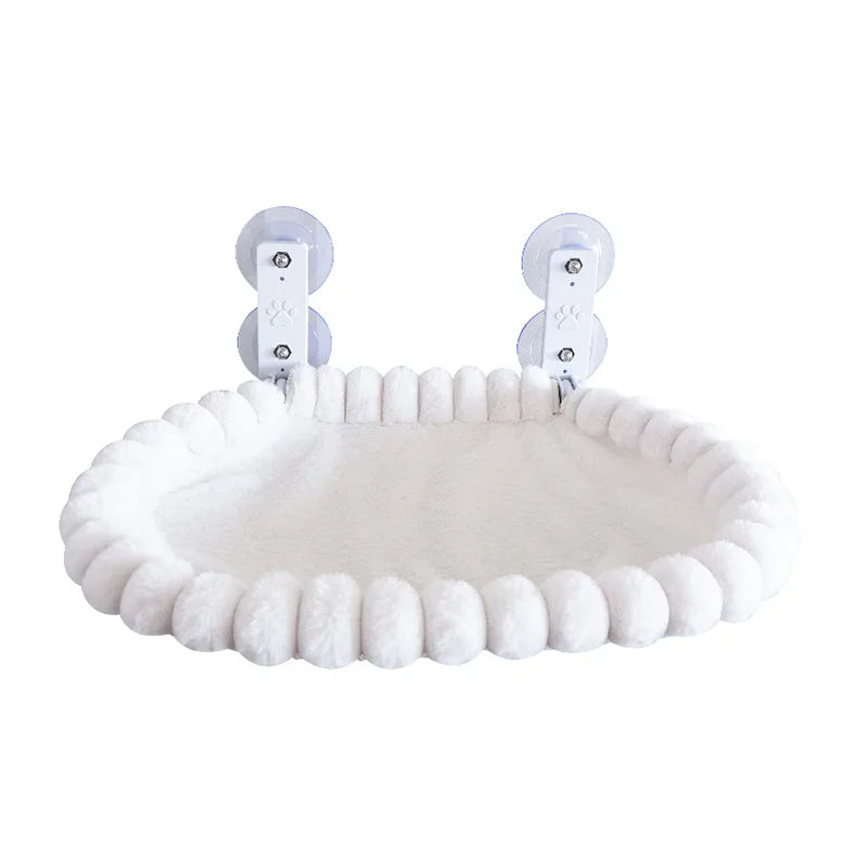 Hamac ovale crème pour chat présenté sur fond blanc, avec deux supports et quatre ventouses transparentes.