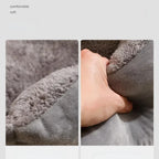 Deux gros plans du panier gris montrant la texture de la peluche et une main pressant le rebord rembourré.